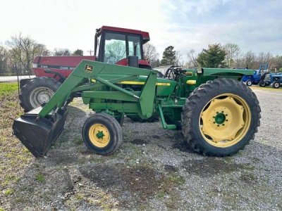 2130 JOHN DEERE TRACTOR AND LOADER LOW HOURS